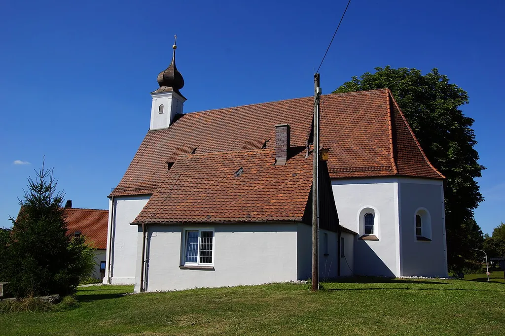 Die ehemalige Spitalkirche St. Leonhard in Velburg, gegenwärtig von der evangelischen Gemeinde genutzt: