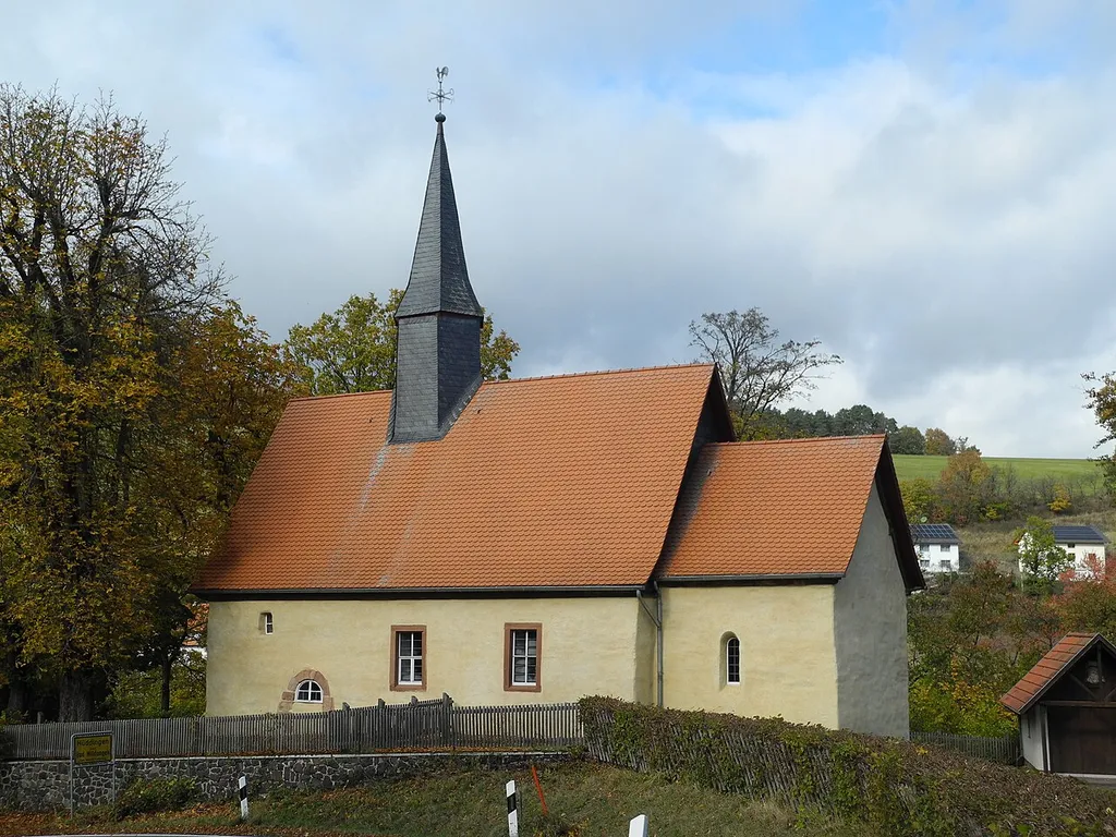Die romanische Kirche Hüddingen bei Bad Wildungen, im Landkreis Waldeck-Frankenberg, Hessen, Deutschland. Im 18. Jahrhundert wurde das Gebäude umfassend umgebaut.