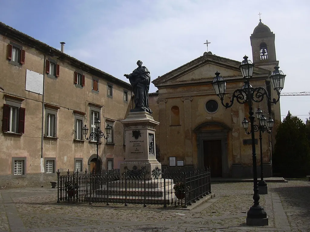 Bagnoregio, Piazza Sant'Agostino con la Chiesa dell'Annunziata