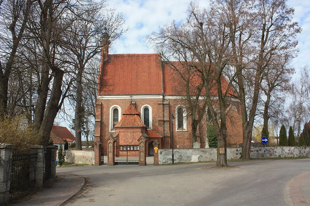 Kościół Narodzenia NMP w Kaźmierzu. Widok od południa (ul. Kościelna).