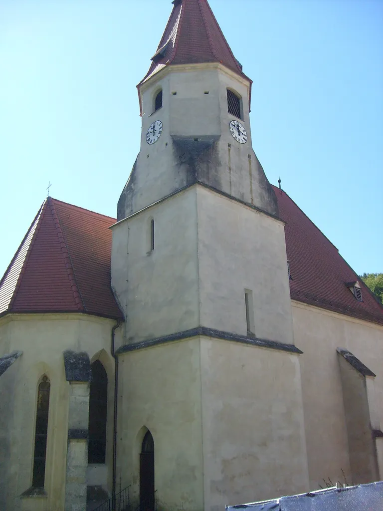 Kath. Pfarrkirche hl. Veit mit Wehrmauer in Edlitz