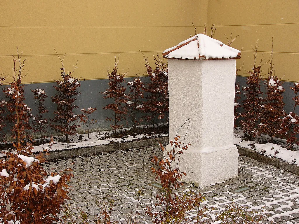 V. Burgfriedenssäule Landshut, steht mitten im Einkaufszentrum Landshut Park, an der Ludwig-Erhard-Str., neben "Aldi".