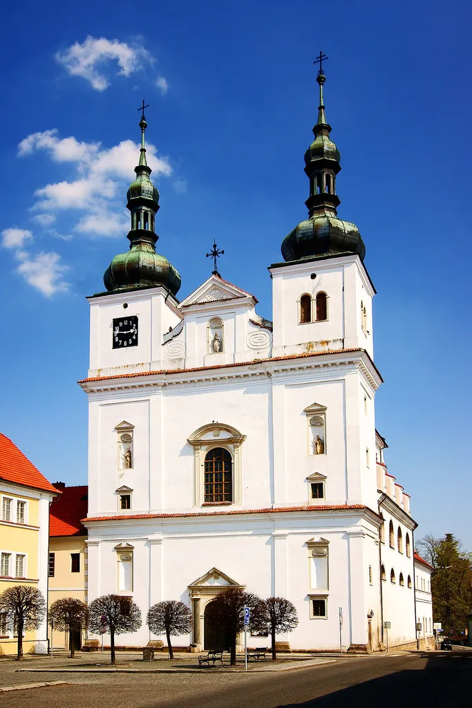Barokní kostel svatého Františka Xaverského a Ignáce z Loyoly na náměstí v Březnici. Autorem stavby je italský architekt Carlo Lurago.