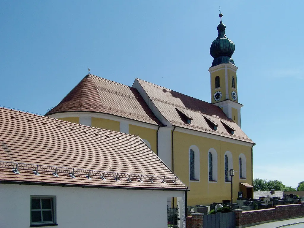 Bruckberg, Gündlkofen. Kirche St. Peter und Paul, Rokoko, 1746-56, von Johann Georg Hirschstötter; mit Ausstattung.