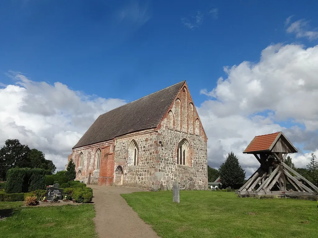 Die Dorfkirche Sassen entstand im 13. Jahrhundert aus Feldsteinen und wurde vermutlich im 15. Jahrhundert um ein Kirchenschiff aus Mauerstein erweitert. In Innern befindet sich eine Fünte aus der Zeit um 1300. Eine Glasmalerei aus dem 19. Jahrhundert zeigt den Guten Hirten zwischen Petrus und Paulus von Tarsus und stammt vermutlich aus der Glasmalereianstalt Ferdinand Müller in Quedlinburg.