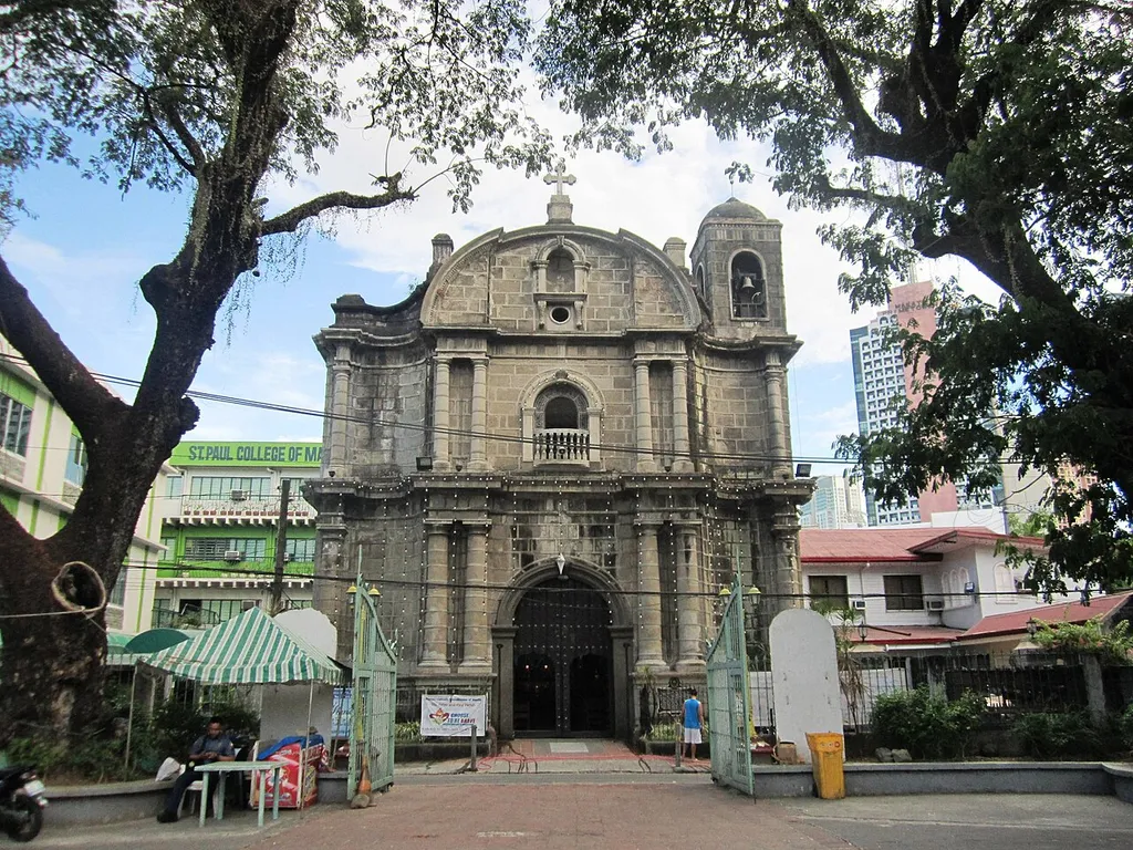 The San Pedro Makati Church follows the Baroque architectural style.