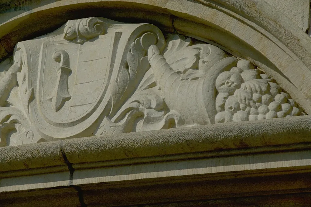 Partie du fronton de la porte d'entrée du Musée jurassien d'art et d'histoire.