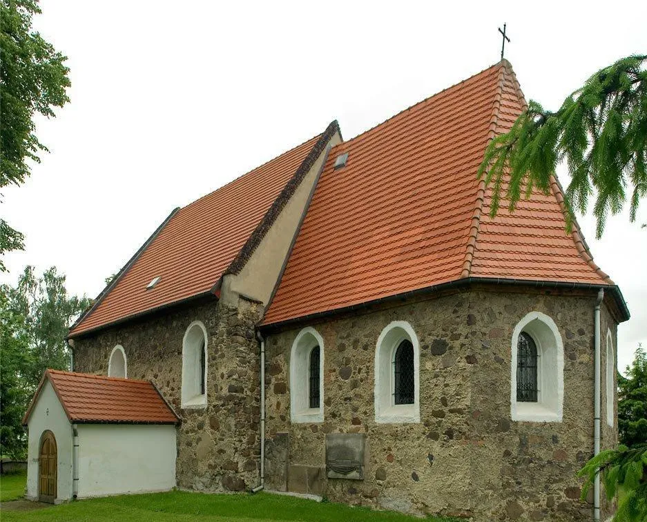 Gotycki kościół w Wilkowie Średzkim od strony południowej.