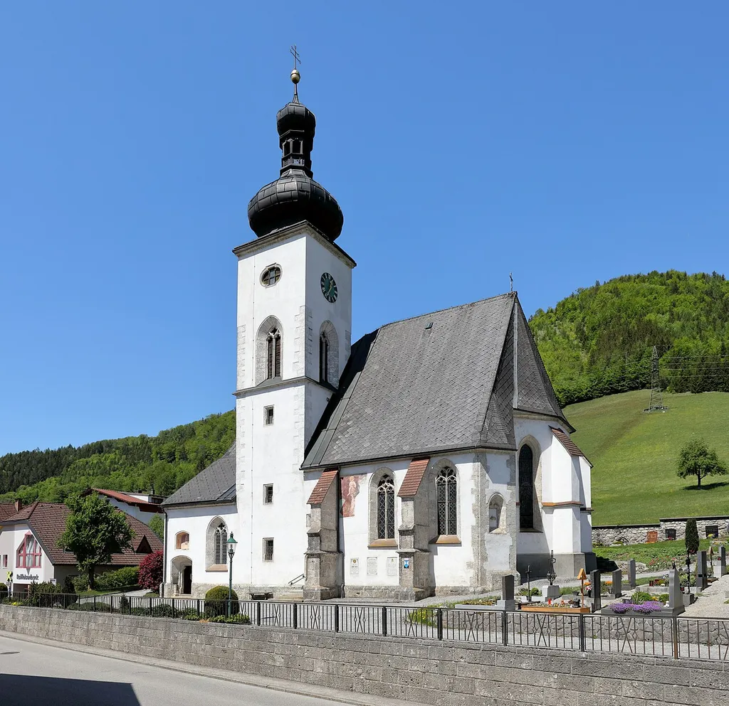 Ostsüdostansicht der röm.-kath. Pfarrkirche hl. Andreas in der oberösterreichischen Marktgemeinde Gaflenz.