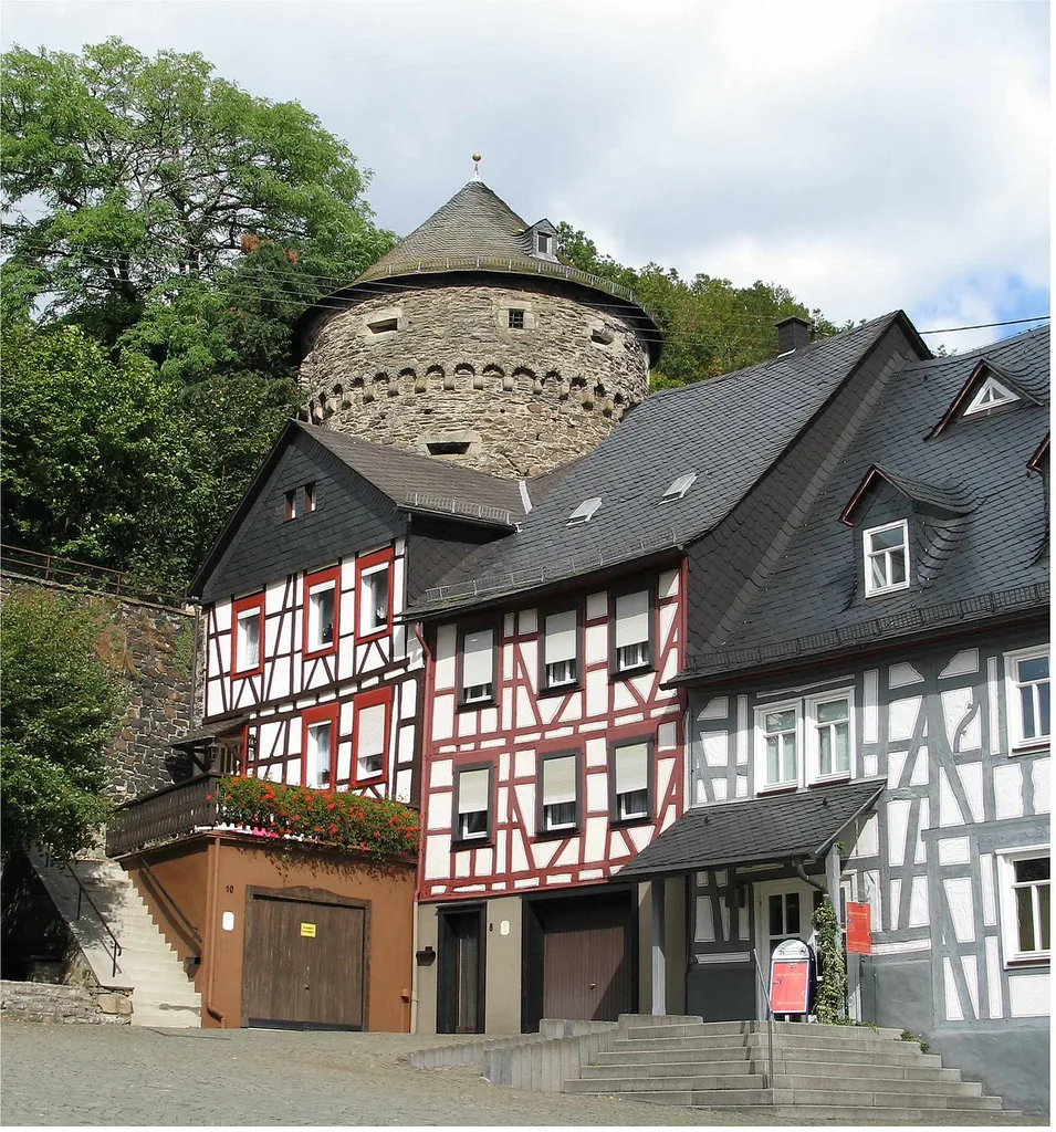 De Schinderhannesturm zu Herrstein am Naheland. Häuser von rechts: Schloßweg 6, 8, 10