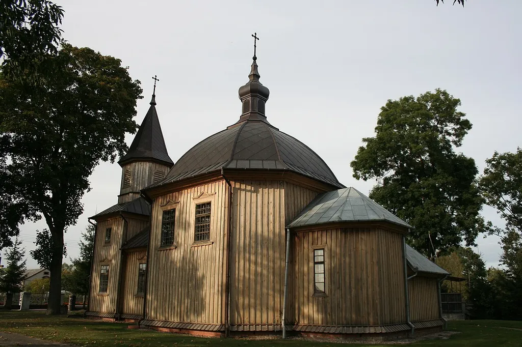 Paszenki - dawna cerkiew greckokatolicka, obecnie kościół rzymskokatolicki parafialny p.w. Św. Trójcy, drewn. z 1890 (zabytek nr rejestr. A/38 z 14.04.1966)
