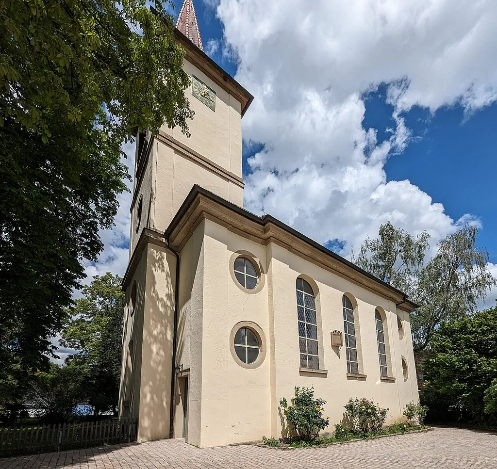 Seitenansicht der Peter-und-Paul-Kirchen in Crailsheim-Altenmünster.