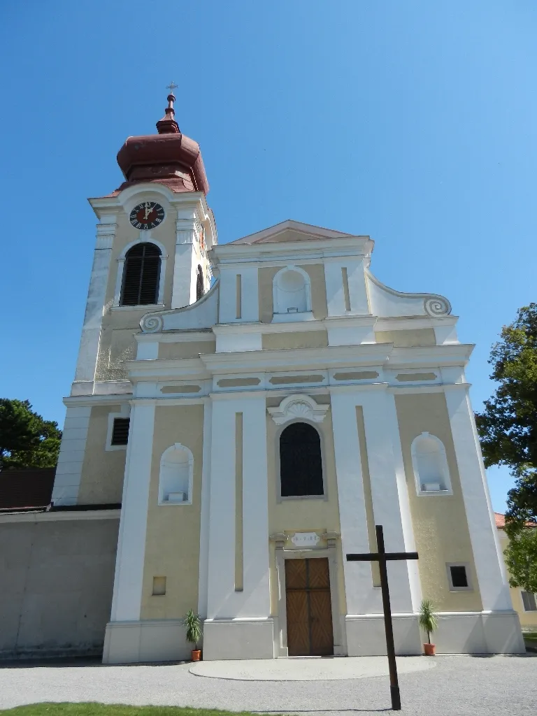 Die katholische Pfarrkirche hl. Katharina in Trautmannsdorf an der Leitha.