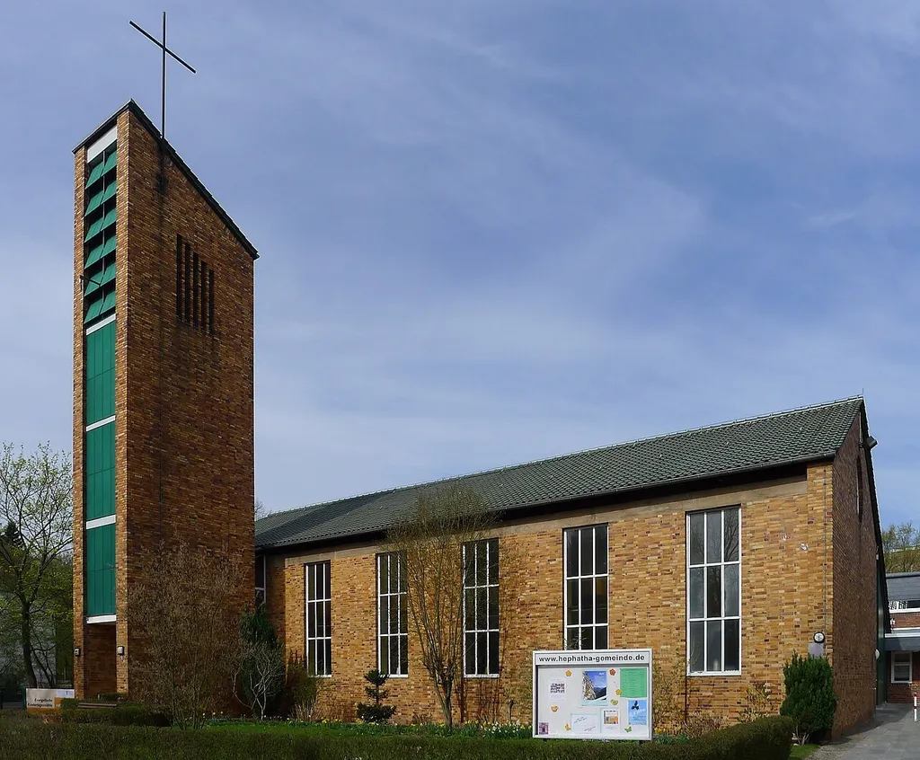 Blick auf die Kirche von der Straße