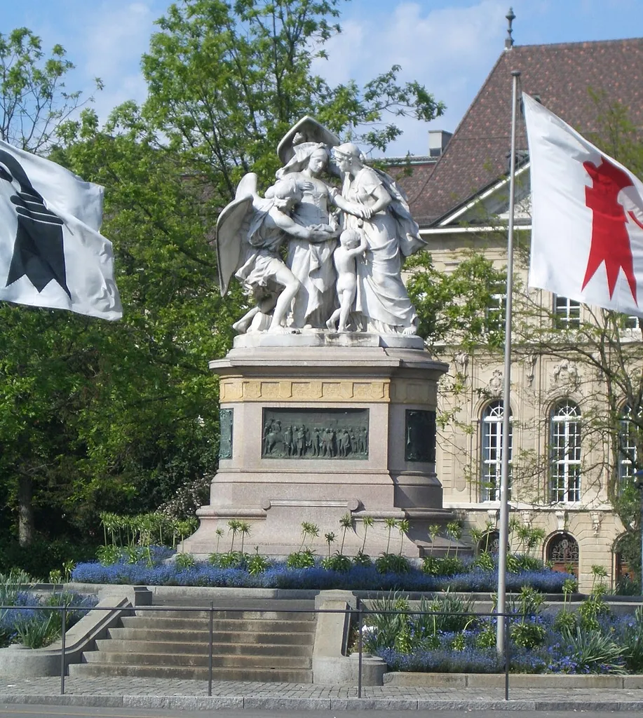 Strassburger Denkmal in Basel; Das Strassburger Denkmal steht in Basel auf dem Centralbahnplatz beim Bahnhof Basel SBB und erinnert an den Deutsch-Französischen Krieg. Das von Frédéric Auguste Bartholdi 1895 geschaffene Denkmal wurde vom französischen Baron Hervé de Gruyer gestiftet, als Dank für die Schweizer Hilfe für die Bewohner des im Deutsch-Französischen Krieg schwer beschossenen Strassburg.