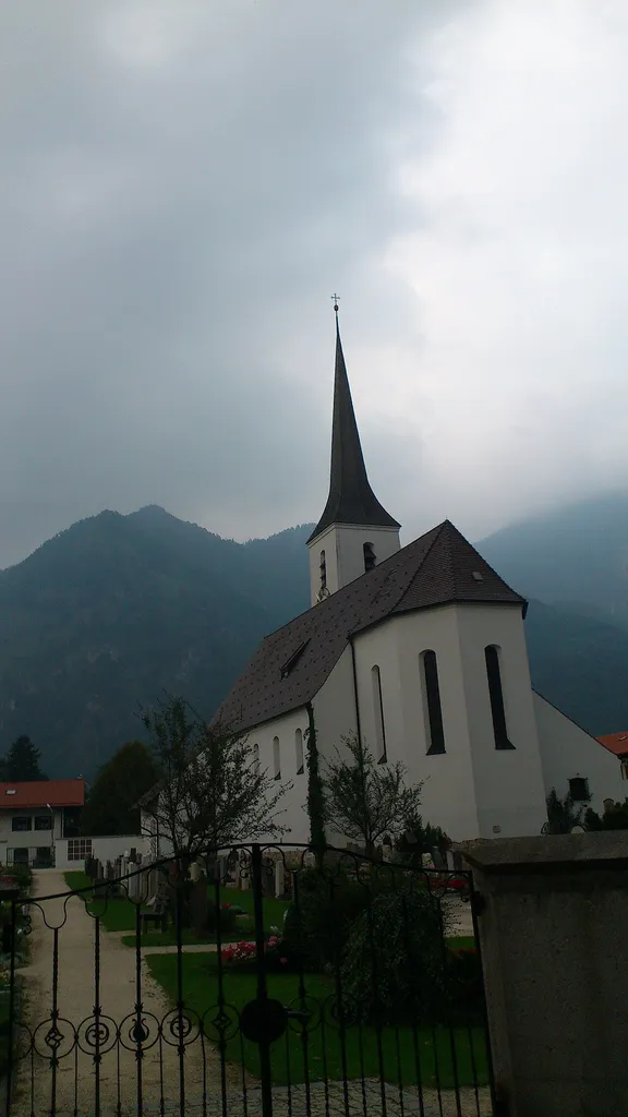 Katholische Pfarrkirche Hl. Blut, Saalbau mit seitlichem Turm und eingezogenem polygonalem Chor, von Georg Berlinger jun., 1935/36; mit Ausstattung.