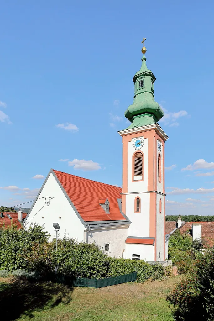 Die Südwestansicht der Kahlenbergerdorfer Pfarrkirche im 19. Wiener Gemeindebezirk Döbling.