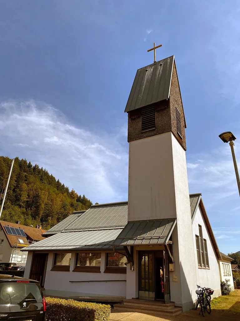 Die evangelische Kirche von Elzach steht in einem Wohngebiet.