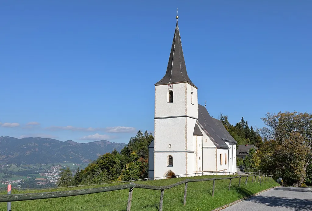 Südansicht der röm.-kath. Pfarr- und Wallfahrtskirche Maria Rehkogel in Frauenberg, ein Ortsteil der steirischen Marktgemeinde St. Marein im Mürztal. Die Kirche wurde von 1489 bis 1496 errichtet und 1769 mit einem barocken dreijochigen Chorraum erweitert.