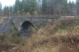Railway bridge across Löytöoja‎
