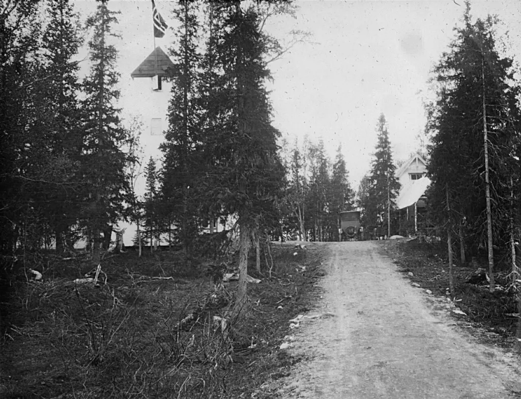 Majavatn kirke med det frittstående klokketårnet