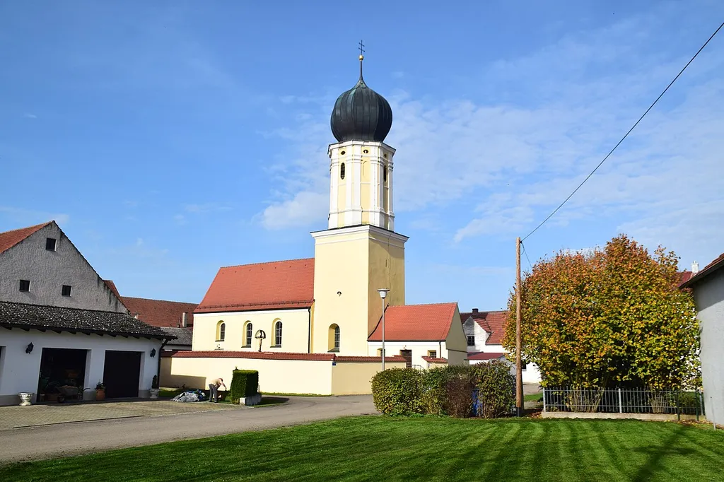 Saalkirche mit Satteldach, Chormturm mit oktogonalem Aufbau, ehem. romanische Anlage