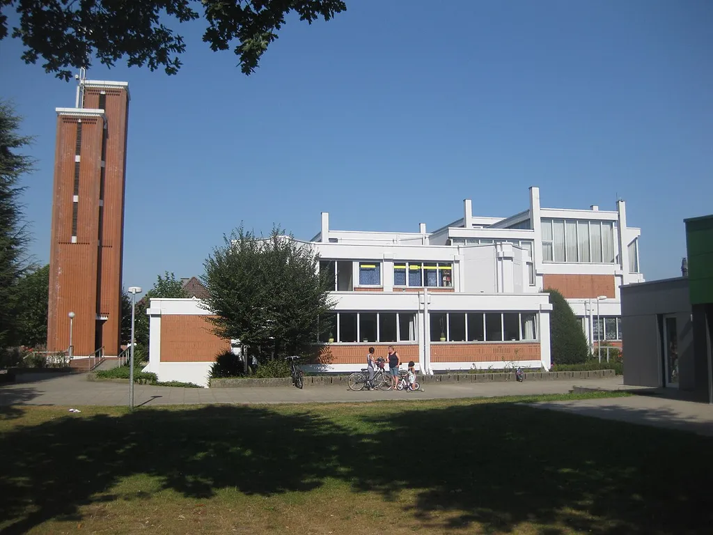 Kirche und Gemeindezentrum in elementierter Bauwesie (Architelt Dieter Georg Baumewerd, 1969), Turm wurde ergänzt.