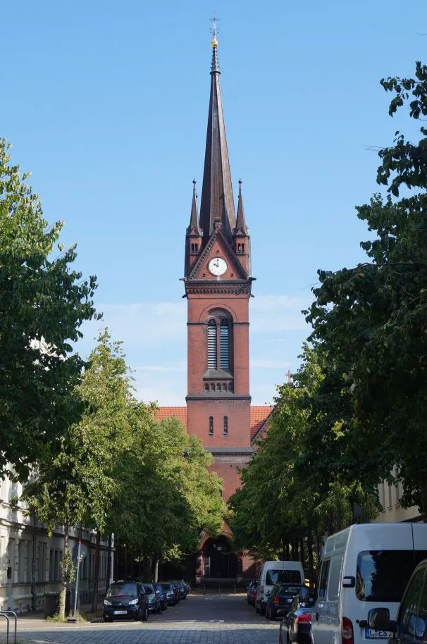 Die Heilig-Kreuz-Kirche Leipzig von Süden (Hedwigstraße).