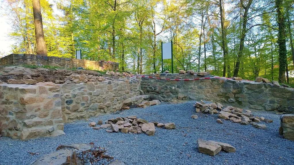 Die Ruinen der Ketzelburg in Haibch. Ausgrabungen 2014, vermutlich unvollendeter Palas neben der Torwange