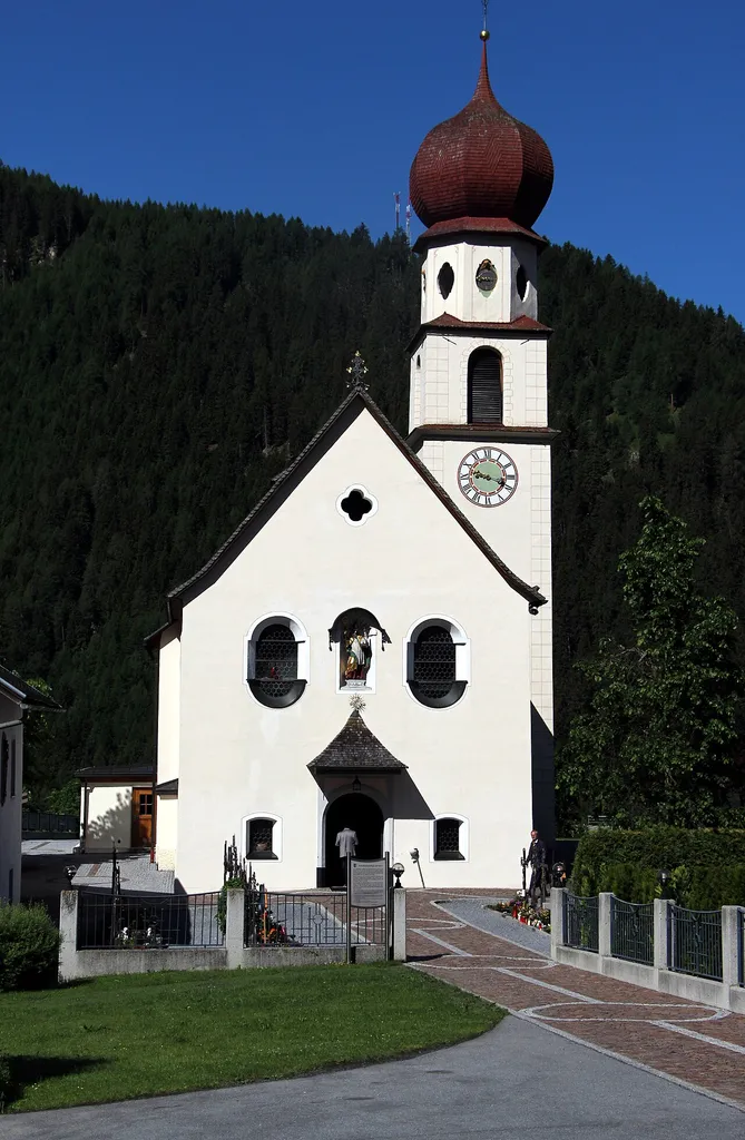 Kath. Pfarrkirche hl. Gotthard und Friedhof