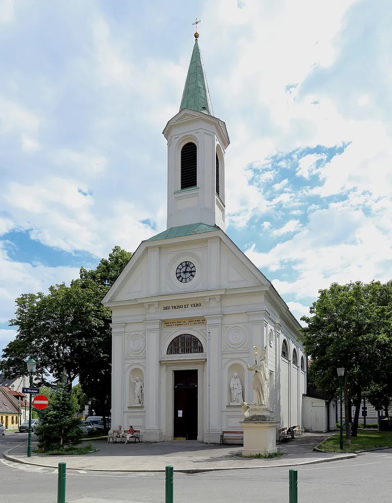 Die Pfarrkirche hl. Oswald am Khleslplatz in Altmannsdorf, ein Bezirksteil des 12. Wiener Gemeindebezirkes Meidling.Die einschiffige Kirche mit geradem Chorabschluss wurde in den Jahren 1838/39 nach den Plänen des Architekten Franz Lößl errichtet. Die Statuen an der Portalfassade stellen die Namenspatrone (Johannes der Täufer und Anna) der Kirchenstifter Johann Baptist Hoffmann und seine Gattin Anna Stiberger dar.