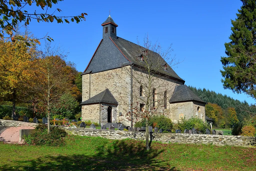 De iets buiten Karbach gelegen Sint-Quintinuskerk