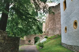 Einzeldenkmale der Sachgesamtheit Burgruine und Neues Schloss Frauenstein: Burgruine mit Nordturm, Südturm, Ringmauer, Palas und Innerer Mauer (siehe auch Sachgesamtheitsliste - Obj. 09300469, Am Schloß 1, 2, 3) Am Schloß -