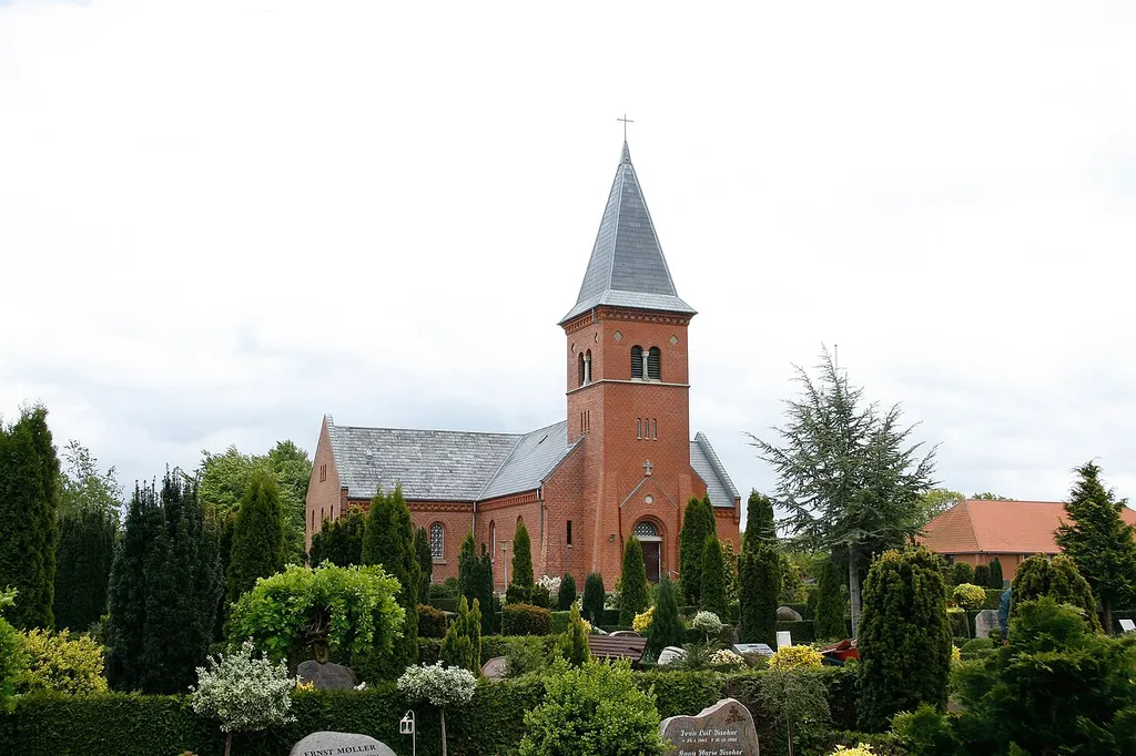 Sunds Kirke set fra vest.