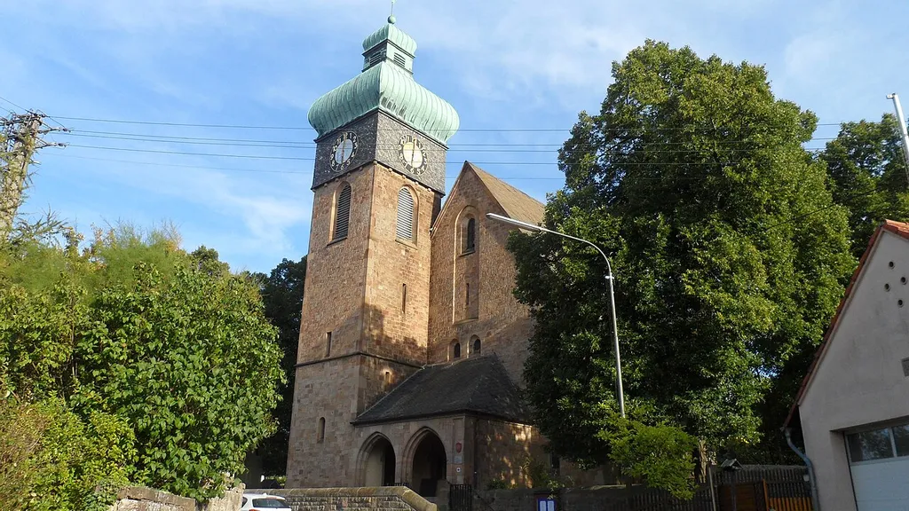 Evangelische Pfarrkirche; gotisierender Sandsteinquaderbau (1980-1910)