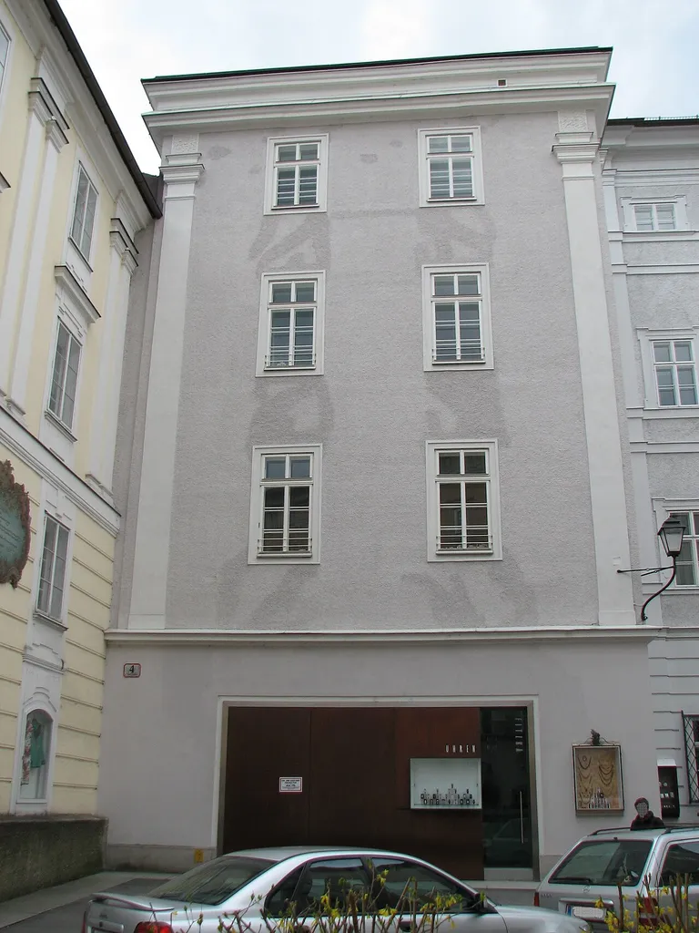 Wohn- und Geschäftshaus, ehem. St. Salvators- oder rote Bruderschaftskirche