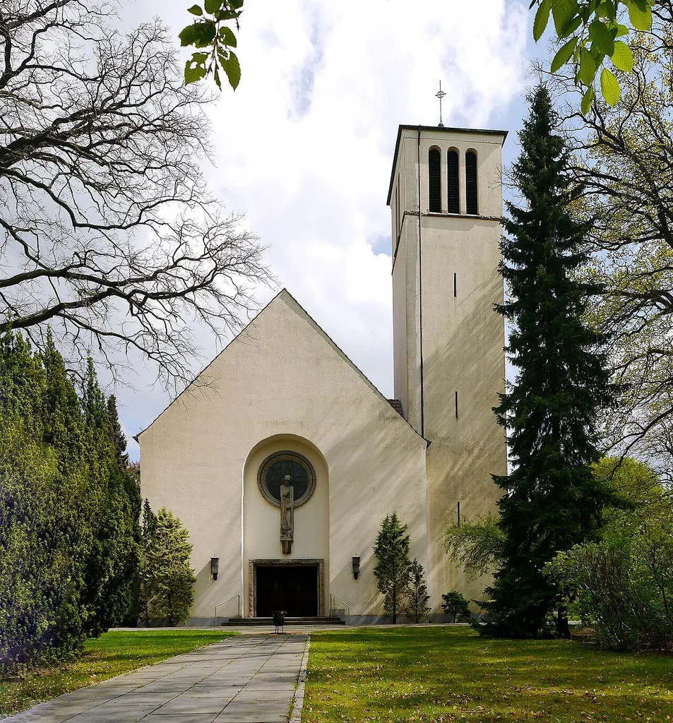 Baudenkmal: Ruhlsdorfer Straße 28, Teltow, Katholische Kirche Sanctissima Eucharistia. Die Steinfigur des brotsegnenden Christus schuf Rudolf Brückner-Fuhlrott 1959.