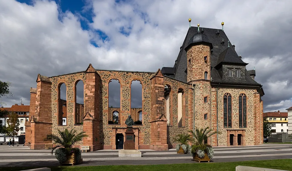 The Walloon-Dutch church in Hanau, Hesse. In the front the memorial of Philipp Ludwig II, Count of Hanau-Münzenberg, seen from the south.