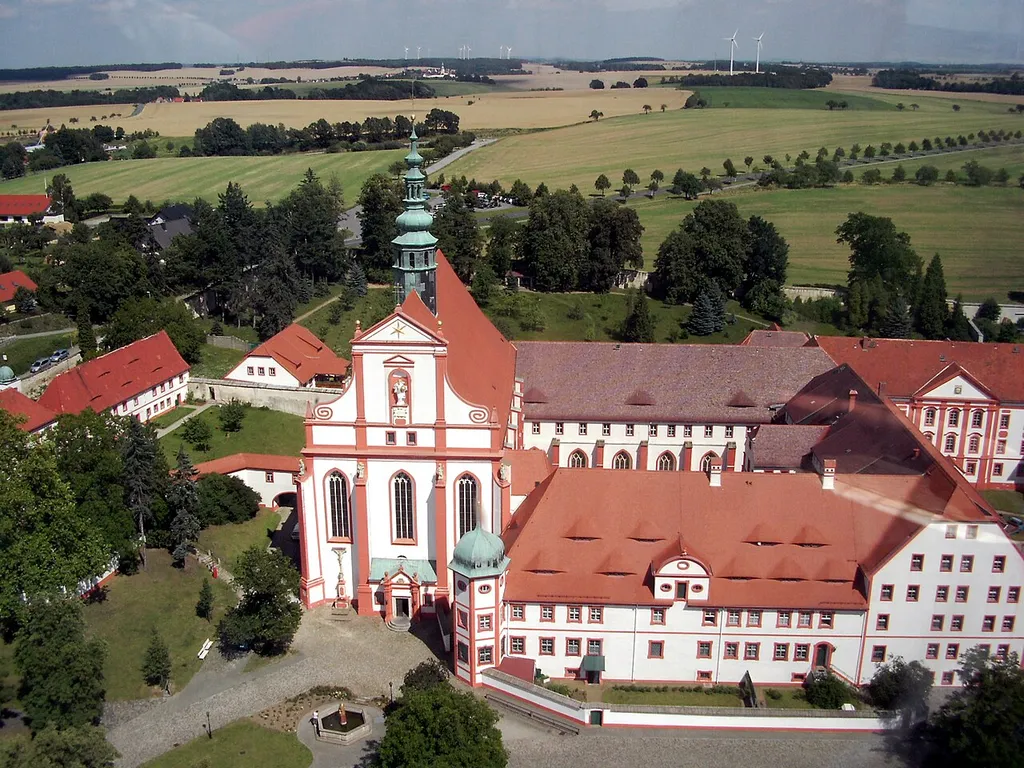 Vista de pájaro en el monasterio cisterciense St. Marienstern, Panschwitz-Kuckau, Alemania