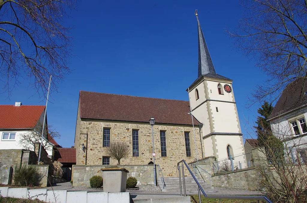 Katholische Kuratiekirche St. Jakobus d. Ältere, Saalbau mit eingezogenem Chor und östlichem Turm mit Spitzhelm, dieser um 1600, Langhaus unter Verwendung ältere Bauteile (Portale 1686) erneuert, 1930. Am Kirchberg 6, Vasbühl, Markt Werneck Landkreis Schweinfurt, Unterfranken, Deutschland