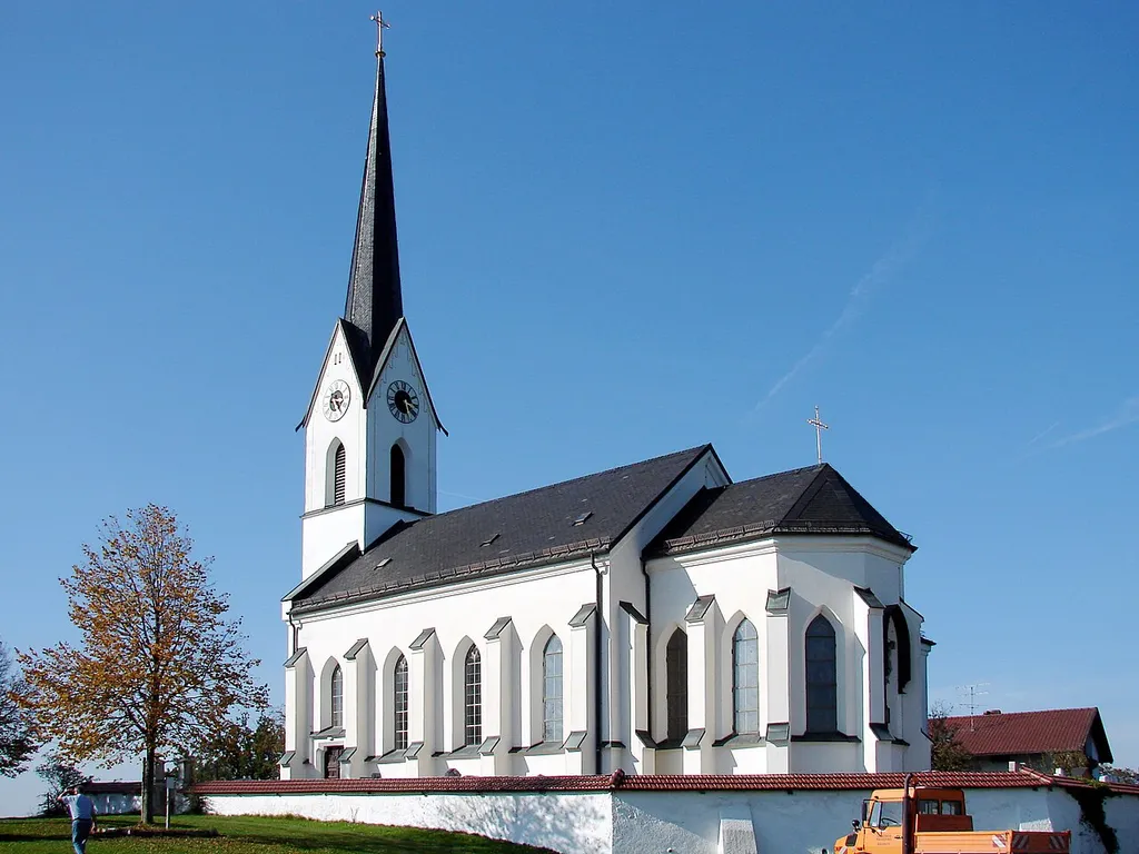 Saalbau mit Satteldach und Westturm mit schiefergedecktem Spitzhelm, Turmunterbau 2. Hälfte 15. Jh., Neubau 1882, neugotisch; mit Ausstattung.