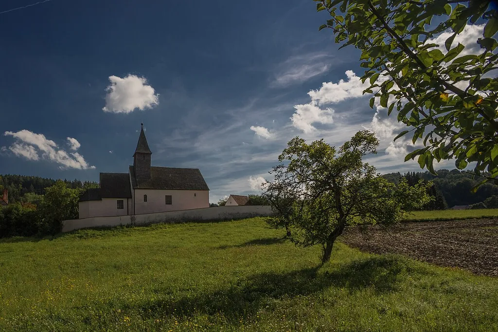 Katholische Filialkirche St. Martin in Alling mit Friedhofsmauer