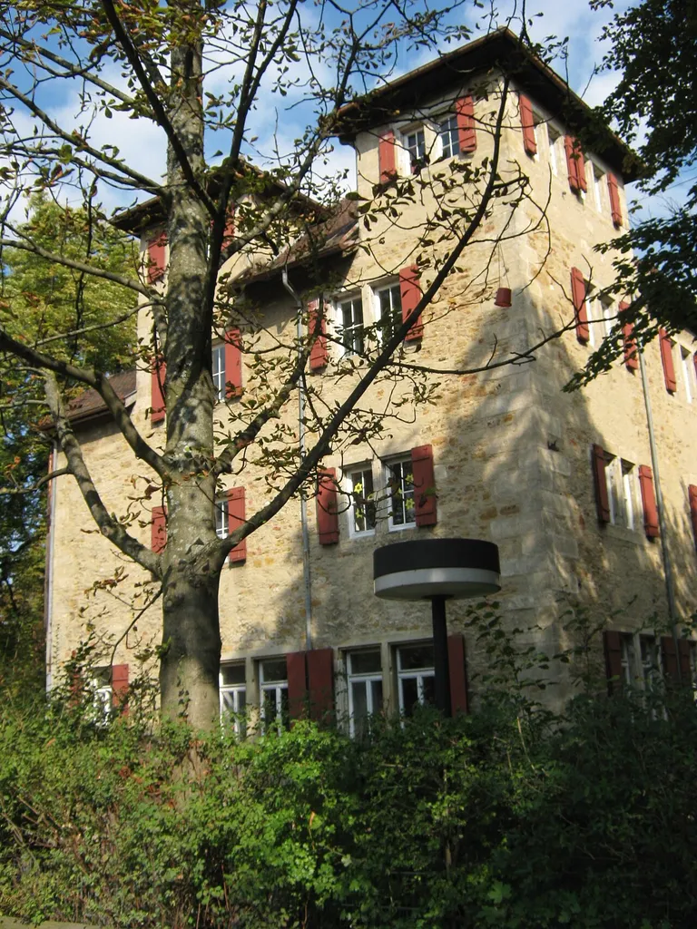 Das Jagdschloss im Stil der Renaissance wurde 1560-1565 von Herzog Christoph von Württemberg unter der fachlichen Leitung von Aberlin Tretsch in Pfullingen erbaut und ersetzte eine Wasserburg an der Echaz von 1260. Das ehemalige herzoglich-württembergische Schloß fungierte 1844-1920 als Heil- und Pflegeanstalt für psychisch Kranke. Inzwischen gehören zu den Nutzern städtische Einrichtungen, die Volkshochschule und mehrere Vereine.