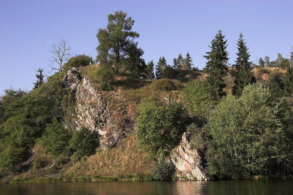 Das Ostufer der Rappbodevorsperre wird durch Felsen verziert