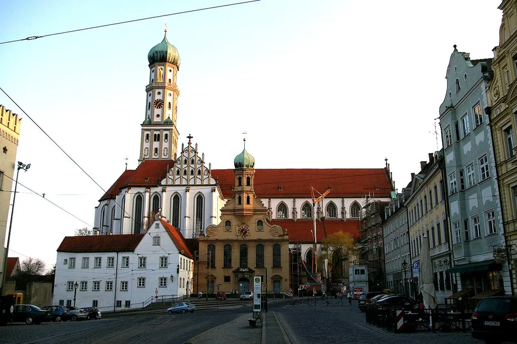 Augsburg - die evangelische Ulrichskirche (ockerfarben) und dahinter quer die katholische Kirche St. Ulrich und Afra von Norden (Maximilianstrasse)