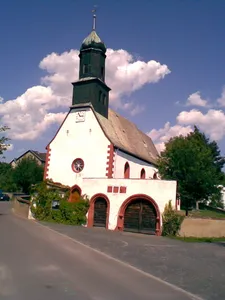 Einzeldenkmale der Sachgesamtheit Dorfkirche Benndorf (siehe Sachgesamtheitsliste gleiche Anschrift - Obj. 09303018): Kirche, Kirchhofsmauer mit Doppelportal sowie Grabmal v. Einsiedel und Grabplatte v. Pöllnitz Bubendorfer Straße -