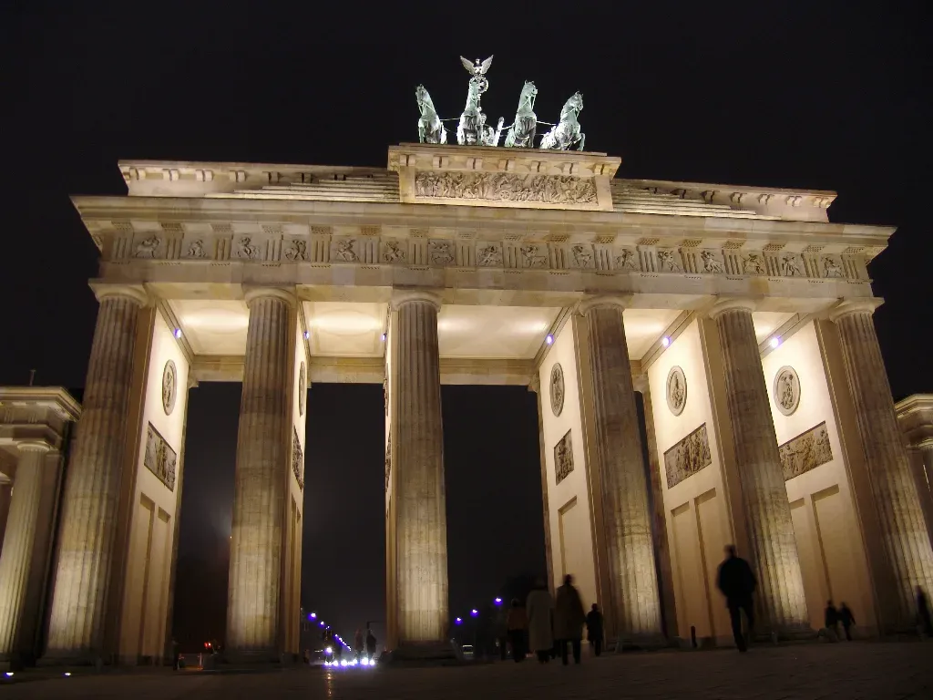Brandenburger Tor bei Nacht, Blick Richtung Westen