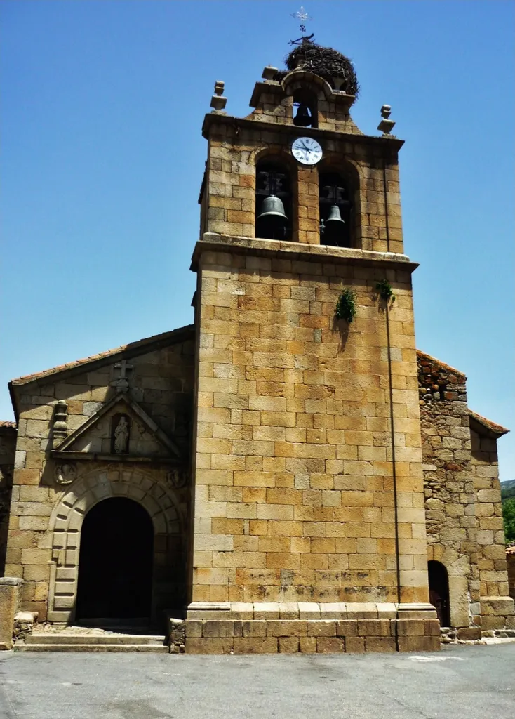 Iglesia de Nuestra Señora de la Asunción, La Aldehuela, provincia de Ávila, Castilla y León, España. Iglesia: posee una sola nave con una cabecera de forma rectangular más estrecha que la planta de la nave y cubierta con cúpulas en el interior. Hay un interesante púlpito con peldaños labrados. El retablo es de mediados del siglo XVIII, realizado por José Sánchez Pardo, un retablista de la comarca. Se compone de un banco con relieves en las calles laterales, cuerpo de tres calles separadas por columnas, y ático, donde está la imagen de la Asunción en hornacina a manera de transparente. En una de sus calles laterales se sitúa una talla de madera de Nuestra Señora del Soto, que es de la misma época que otra existente en el camarín de la ermita.