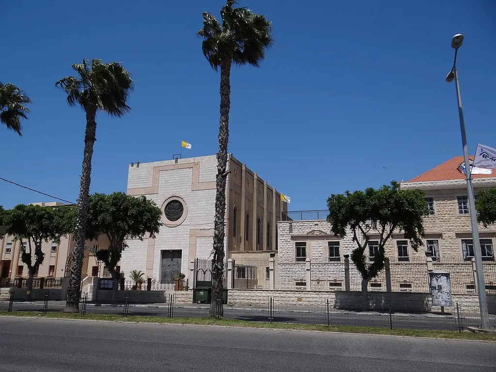 Saint Joseph's Latin Parish, Haifa Israel סיינט גוזף, הכנסייה הלטינית, שוכנת בחיפה בשדרות המגינים. מבני הקהילה כוללים ברת בית הספר כרמל בשדרות המגינים 76, מבנה הכנסייה בשדרות המגינים 78, ומבנה הקהילה בשדרות המגינים 80 מימין בית ספר כרמל משמאל הכנסייה