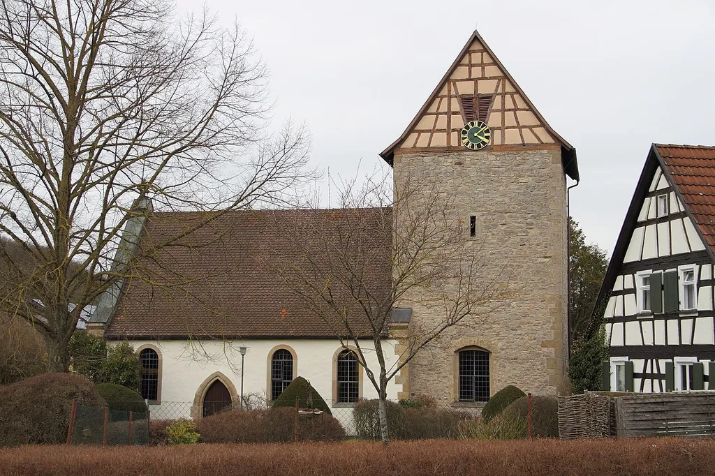 Die denkmalgeschützte evangelische Pfarrkirche aus dem 14. Jahrhundert im Niederstettener Ortsteil Rüsselhausen.